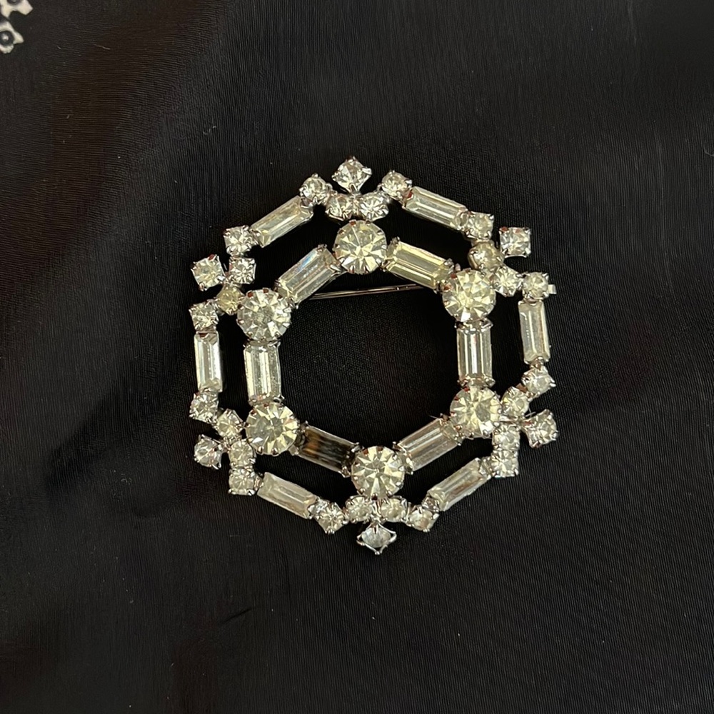 🍂 $3/20 Vintage Rhinestone Wreath Brooch Unsigned